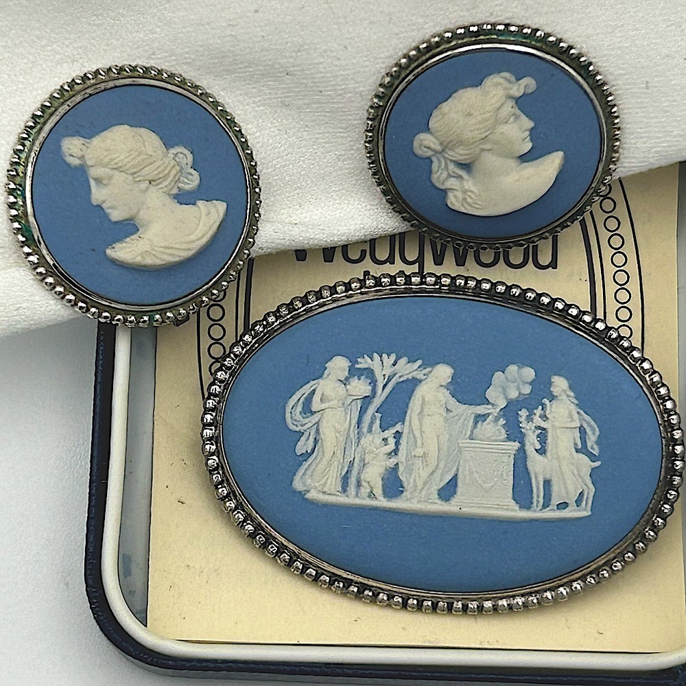 Vintage Wedgwood Jasper Blue Cameo Brooch & Clip On Earrings in Silver Mount